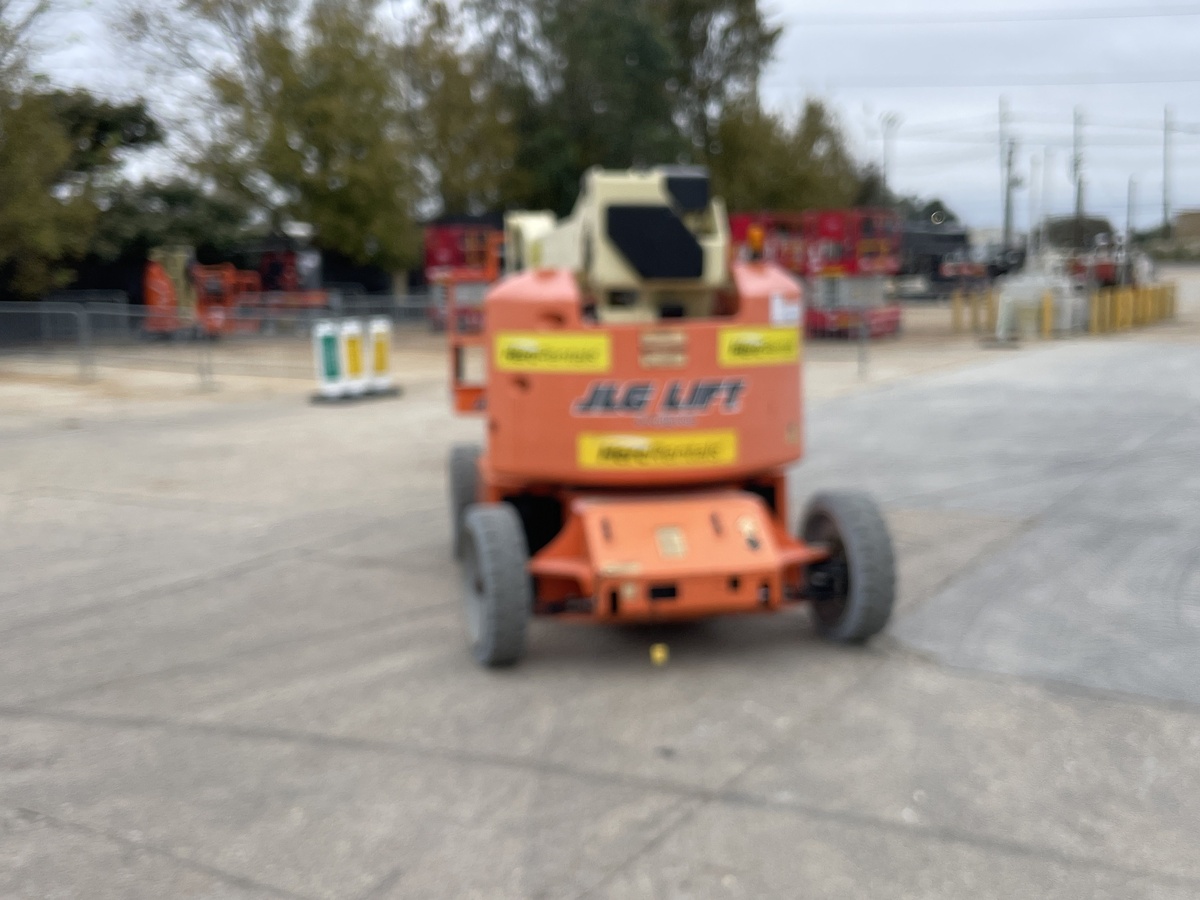 2017 JLG E450AJ-4