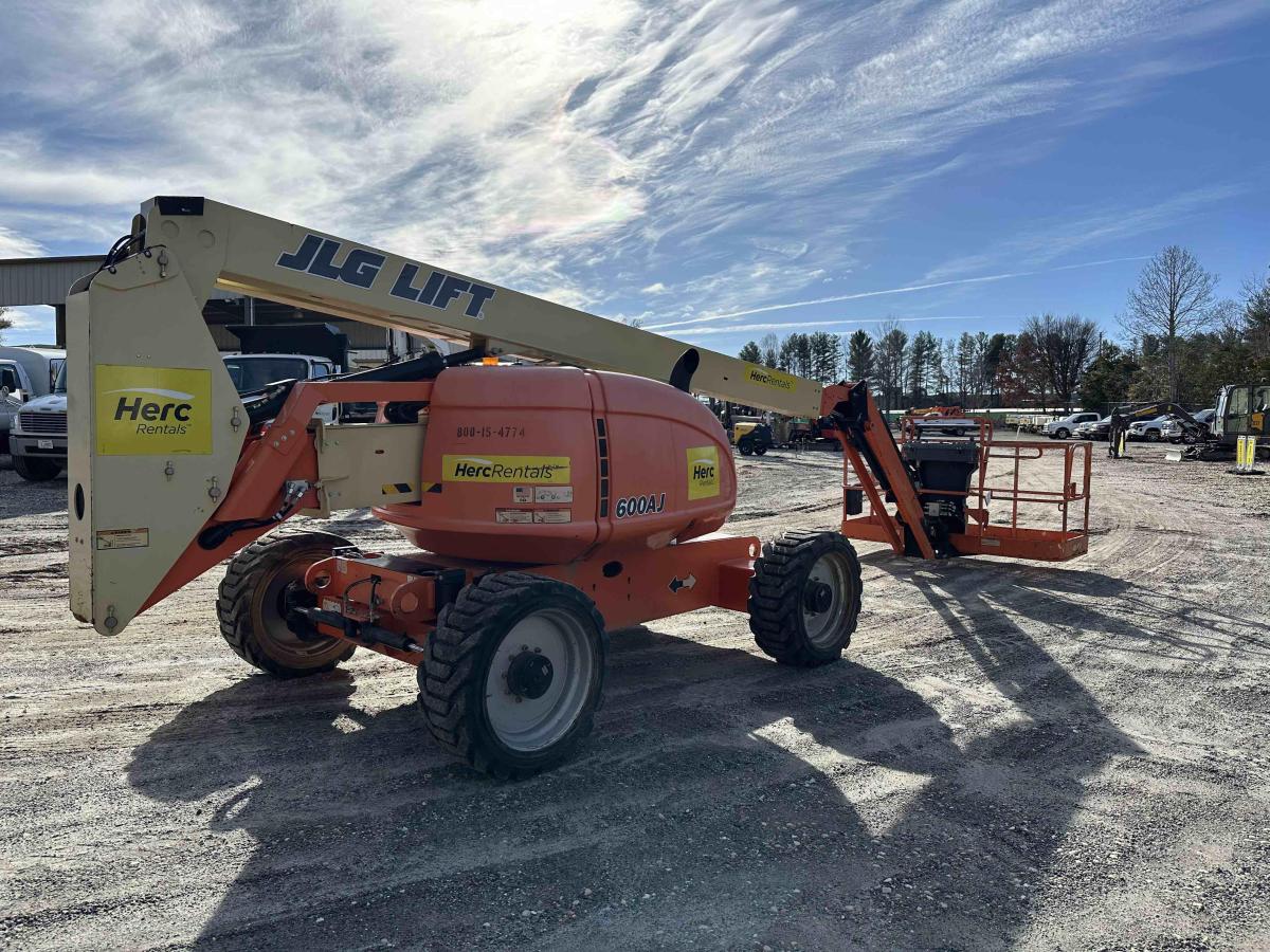 2017 JLG 600AJ