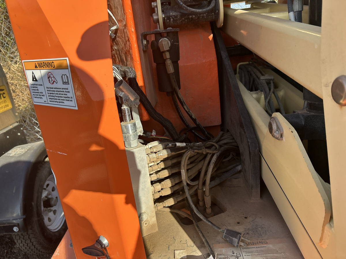 2017 JLG E300AJP-11