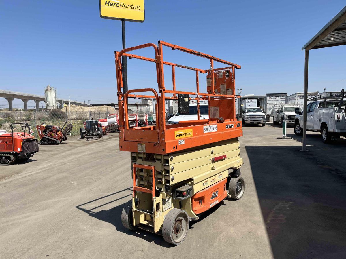 2017 JLG 2632ES