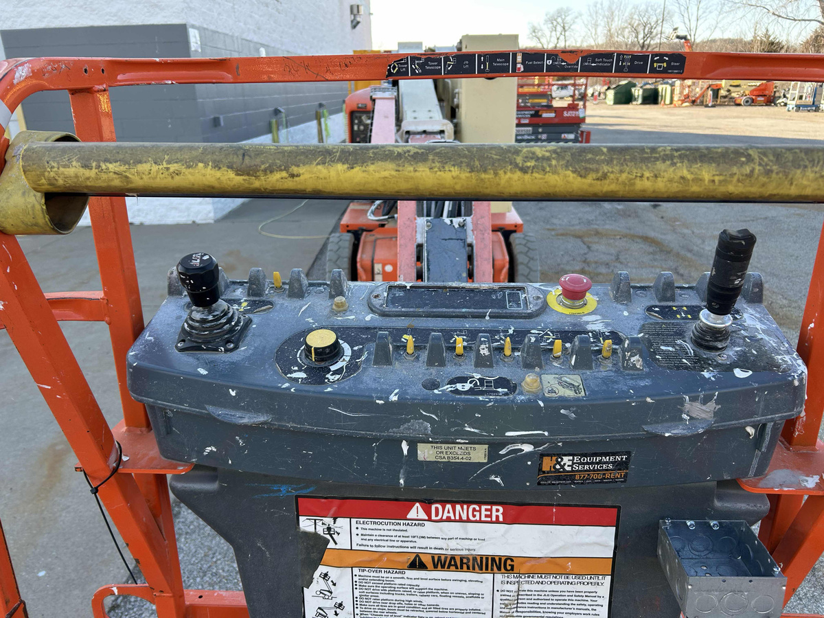 2017 JLG E400AJPN-6