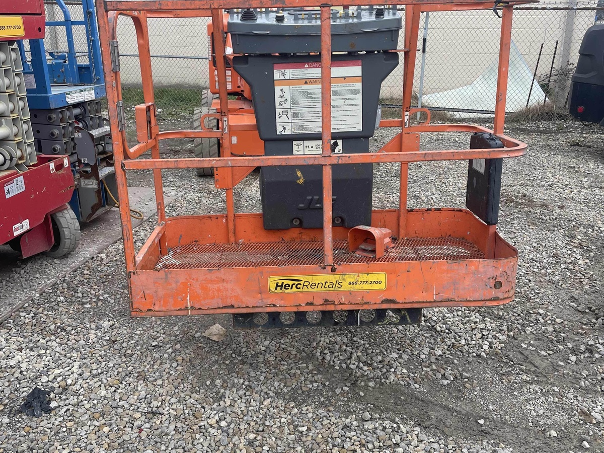 2017 JLG E450AJ-2