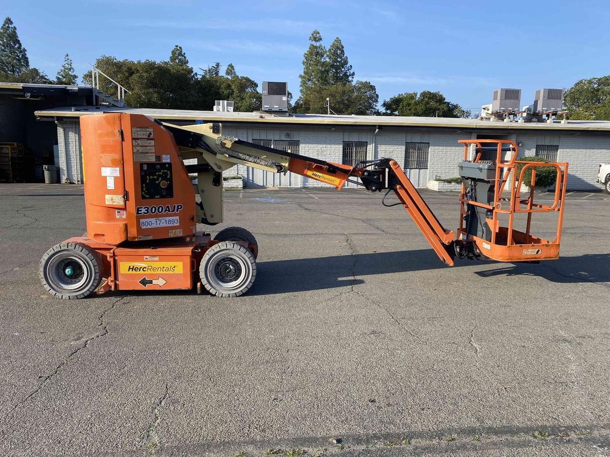 2017 JLG E300AJP-4