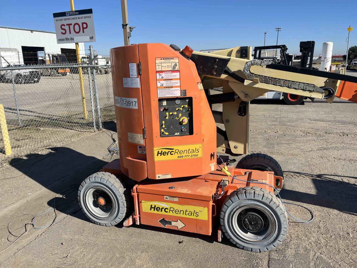 2017 JLG E300AJP