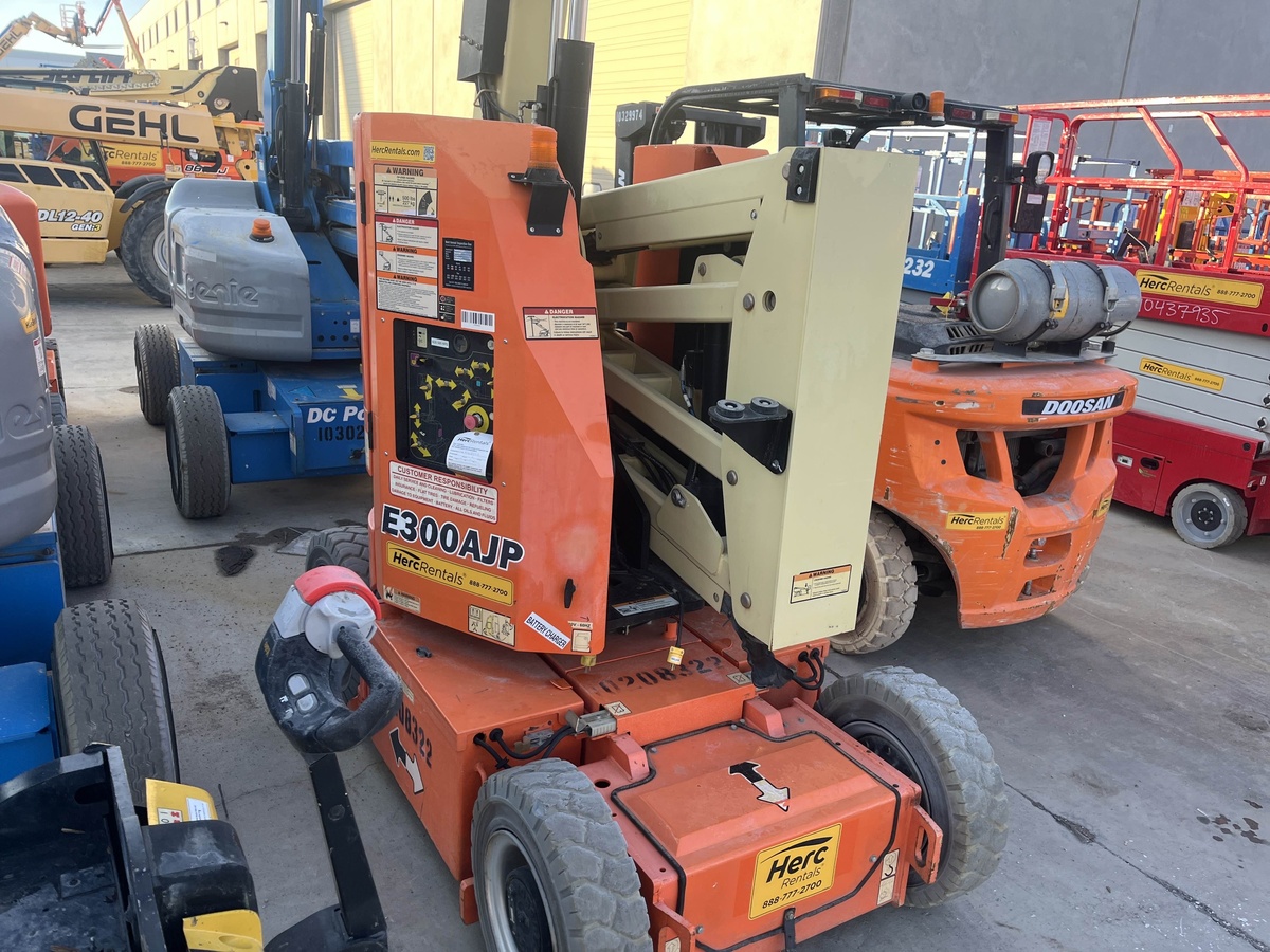 2017 JLG E300AJP-2