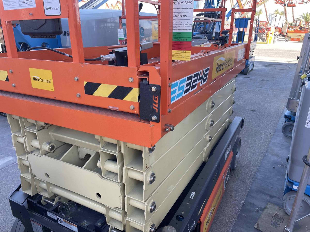 2017 JLG 2632ES