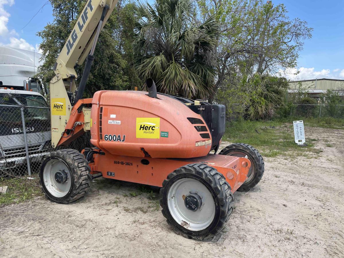 2017 JLG 600AJ