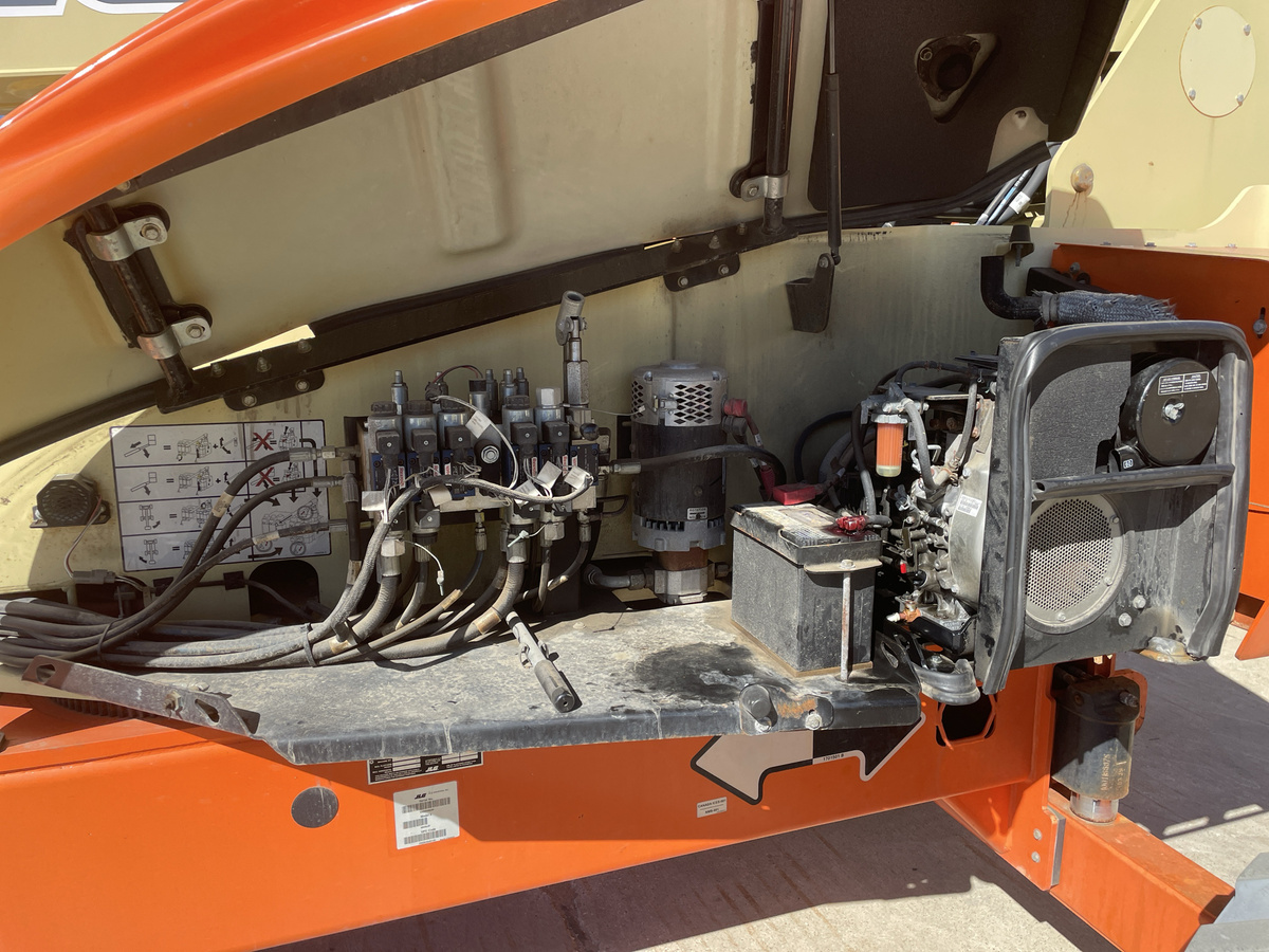 2018 JLG M600JP-8