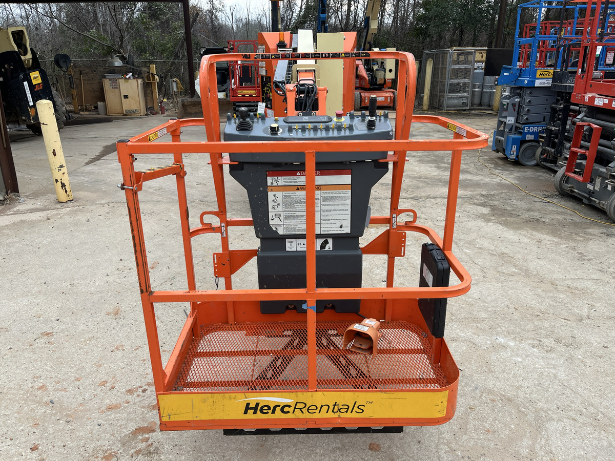 2016 JLG E300AJP-2