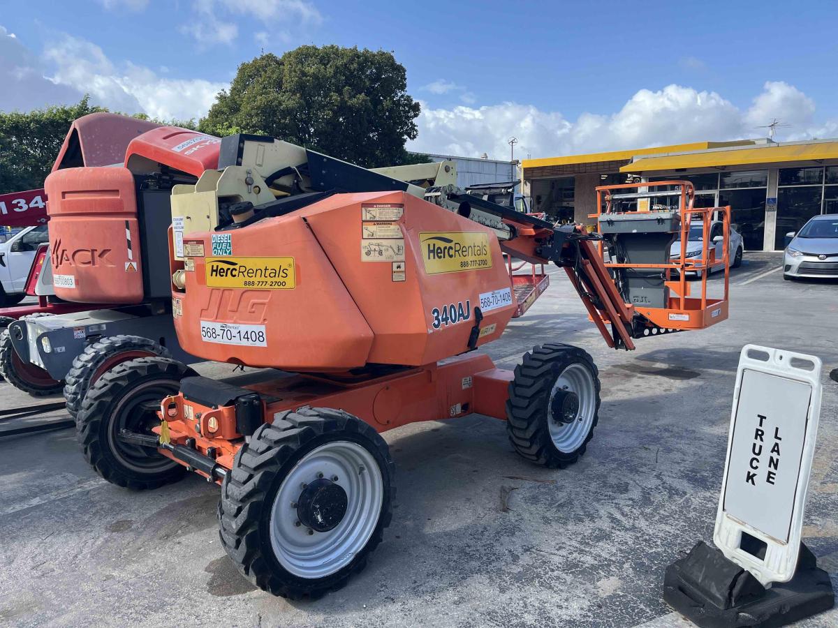 2017 JLG 340AJ