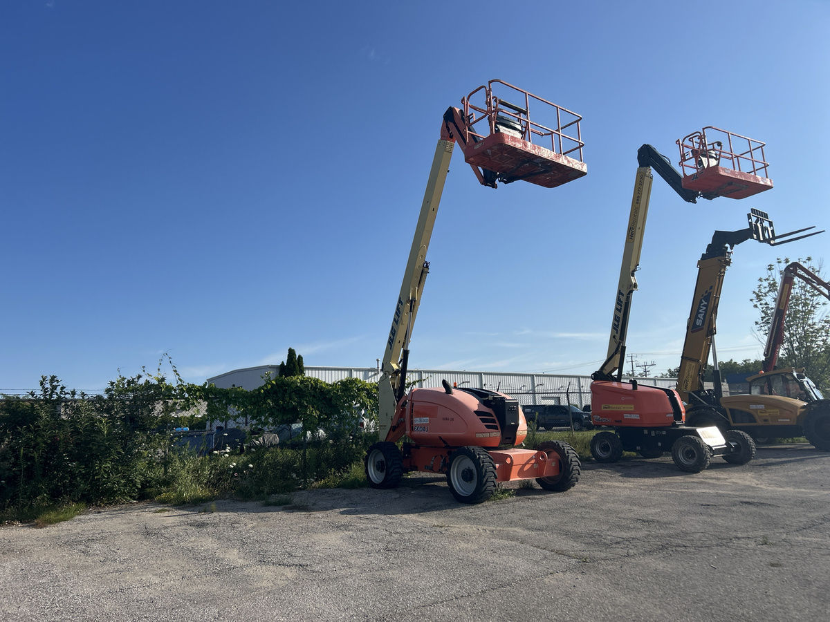 2017 JLG 600AJ