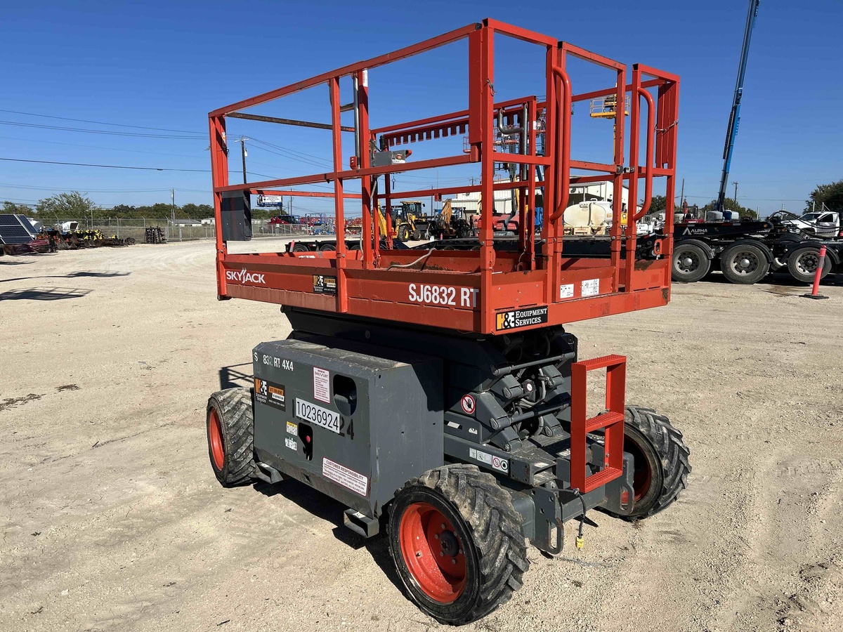 2018 Skyjack SJ-6832RT-2