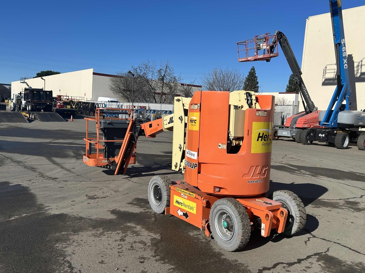 2017 JLG E300AJP-3