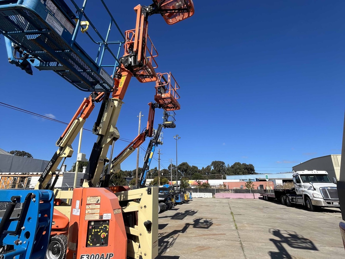 2017 JLG E300AJP