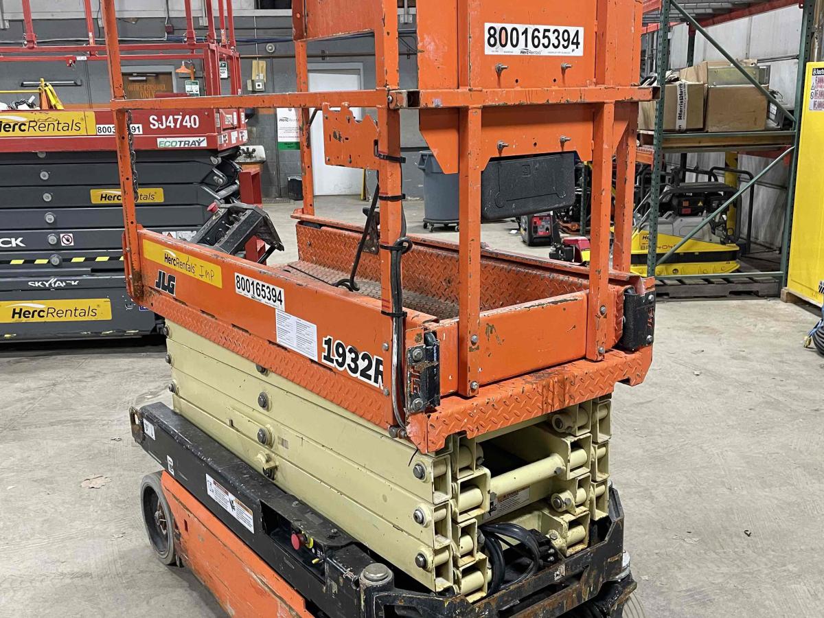 2017 JLG 1932R