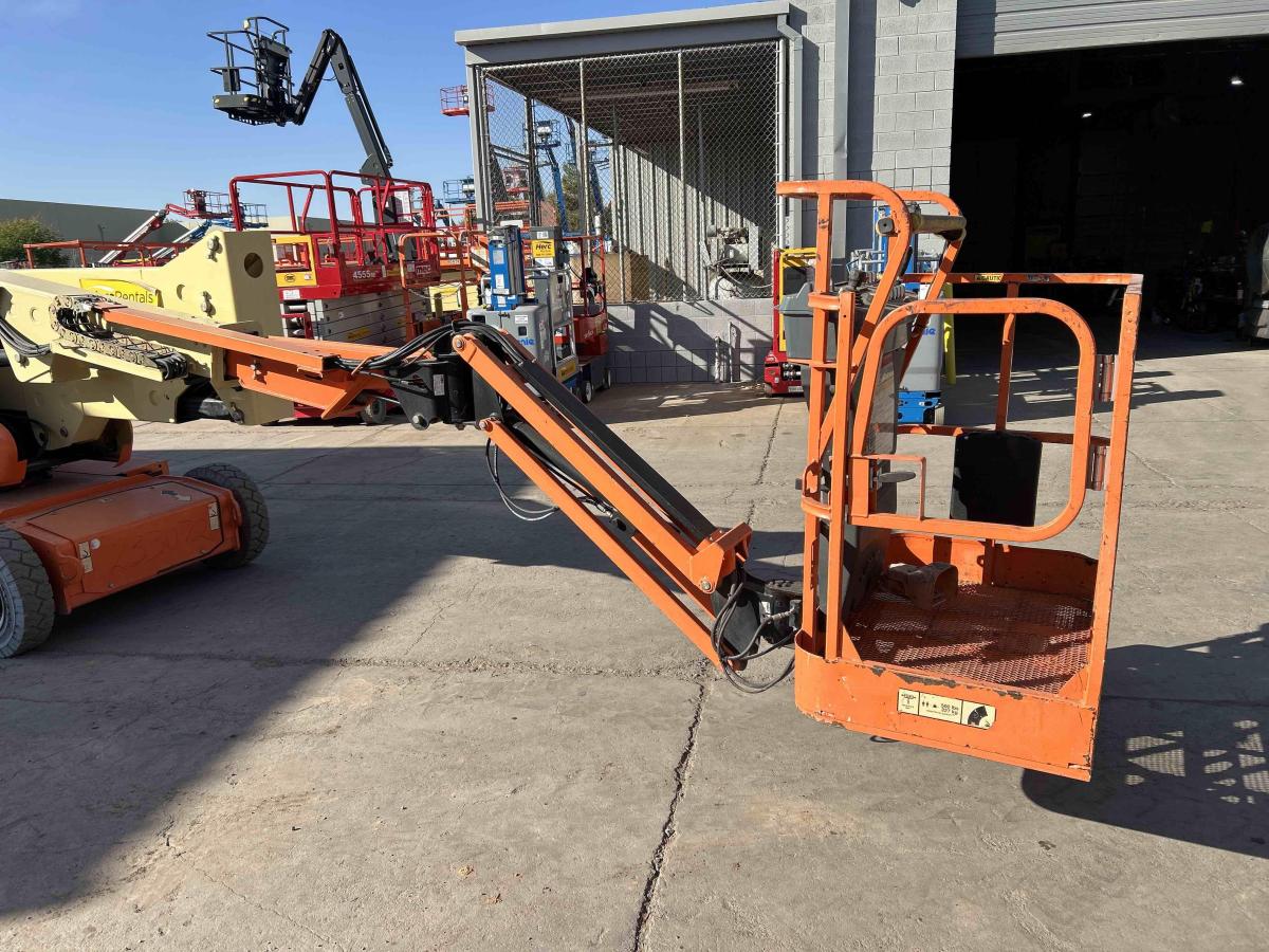 2017 JLG E400AJPN