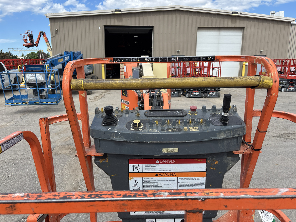 2017 JLG E300AJP-7
