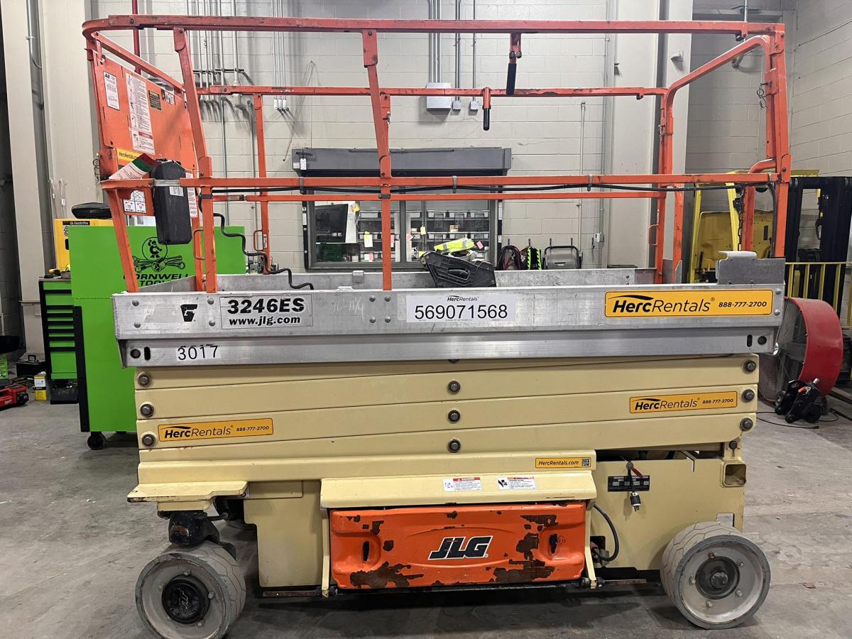 2014 JLG 3246ES