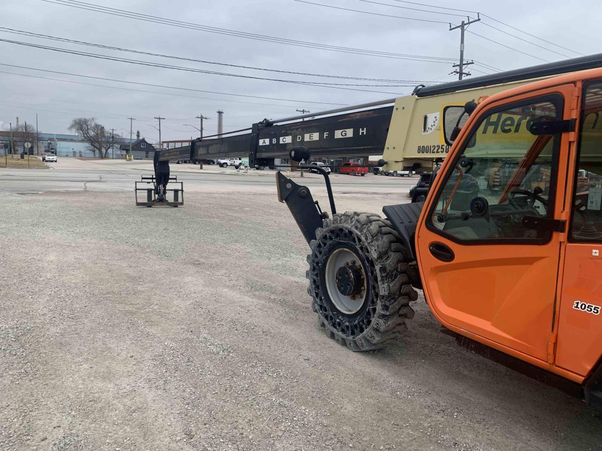 2016 JLG 1055