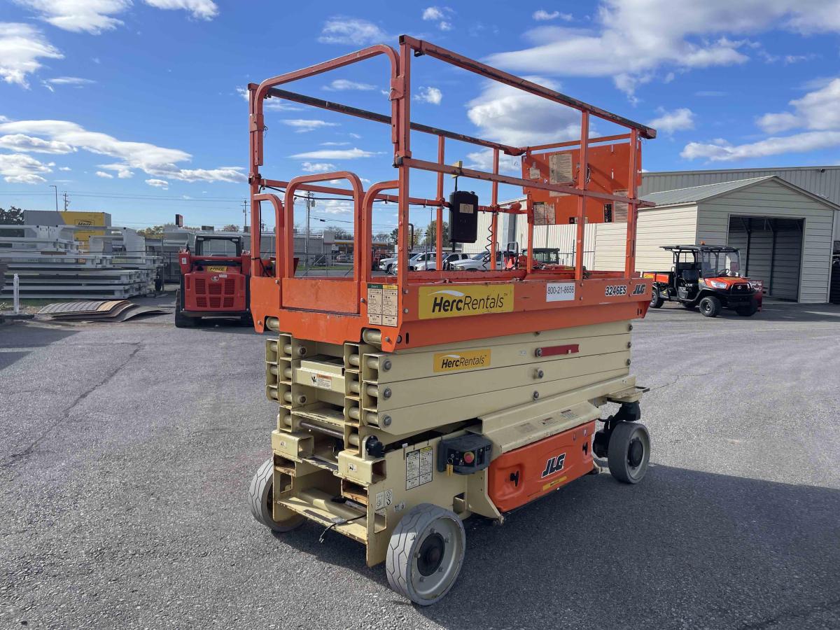2018 JLG 3246ES