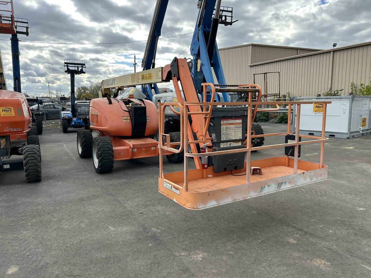 2017 JLG 600AJ-8