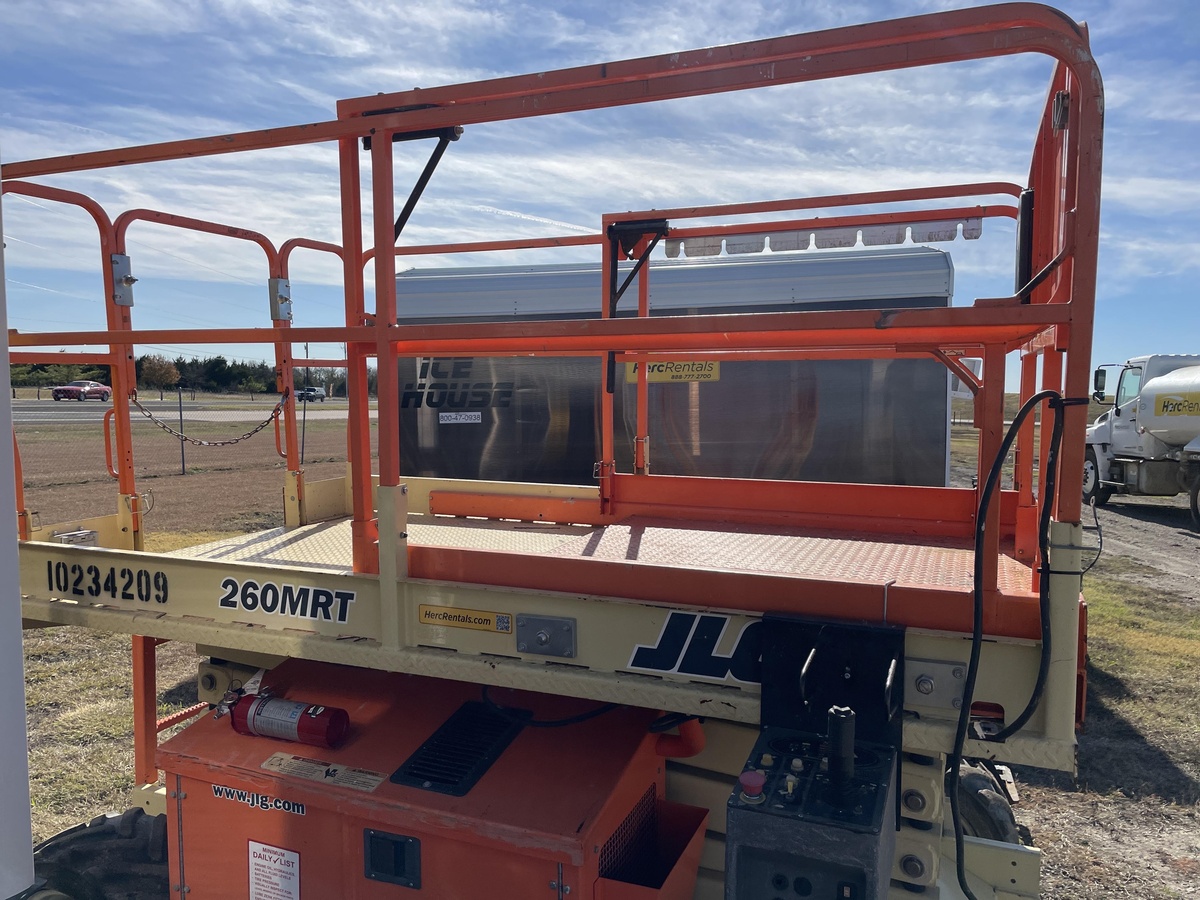 2017 JLG 260MRT-6