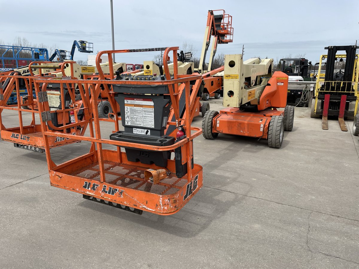 2015 JLG E450AJ