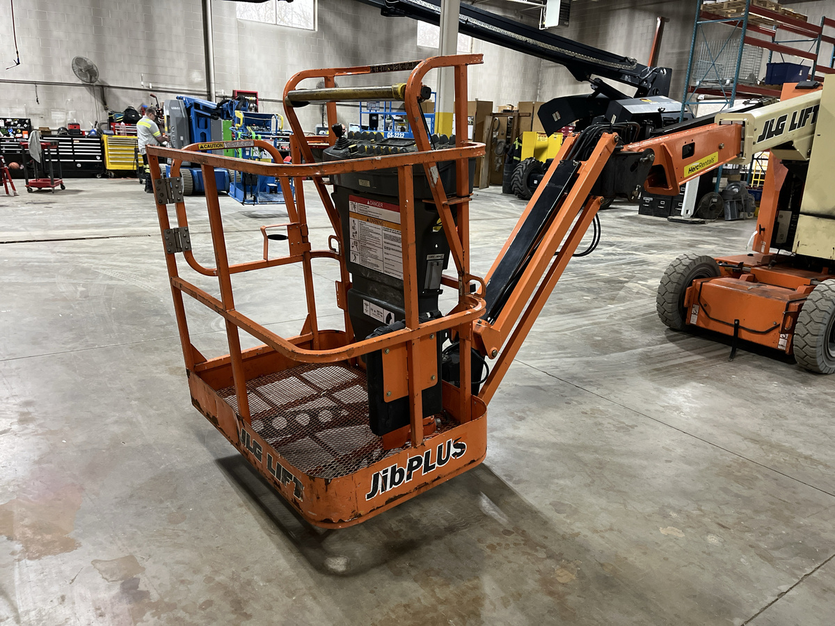 2017 JLG E300AJP-4