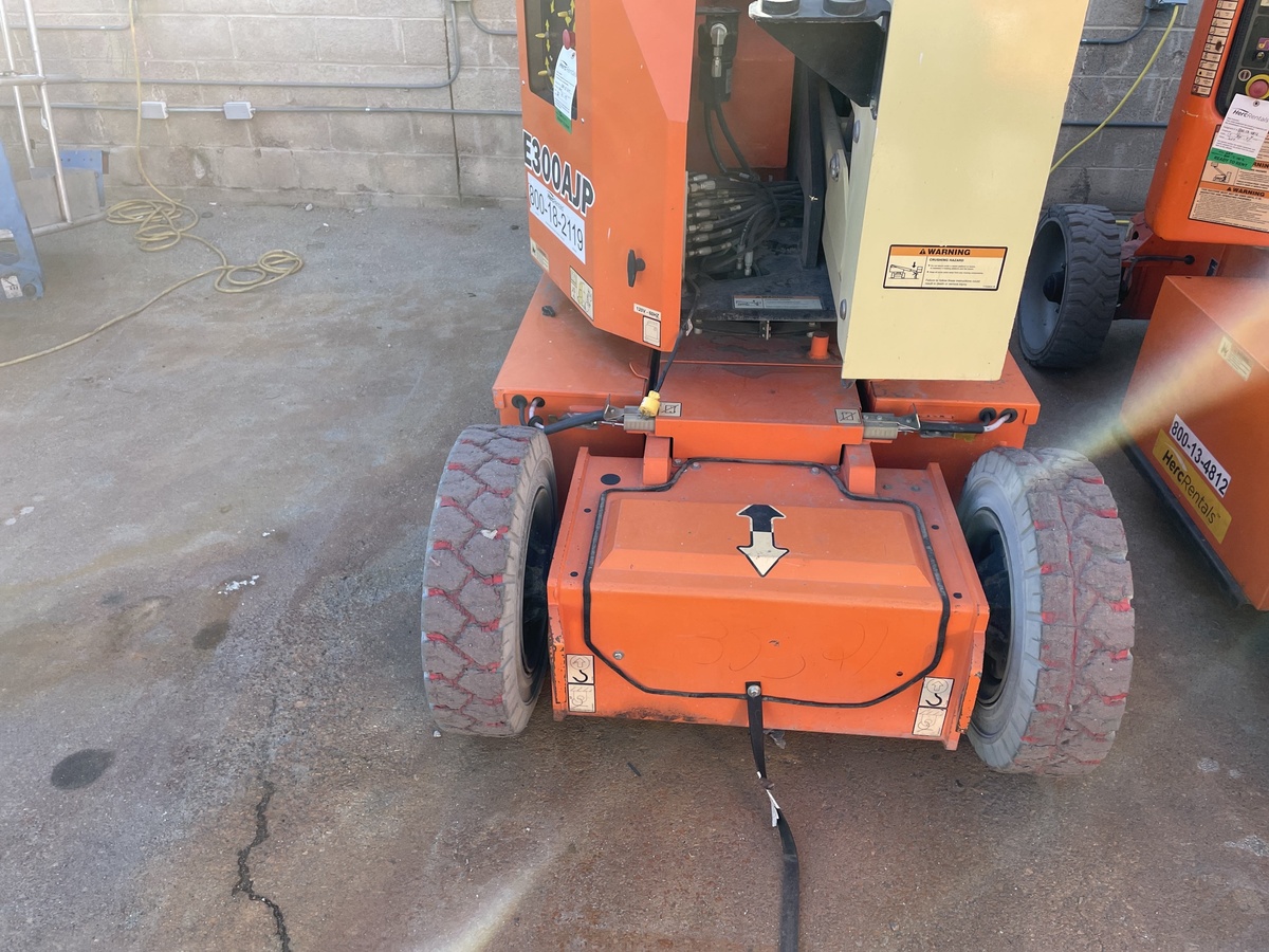 2017 JLG E300AJP-2