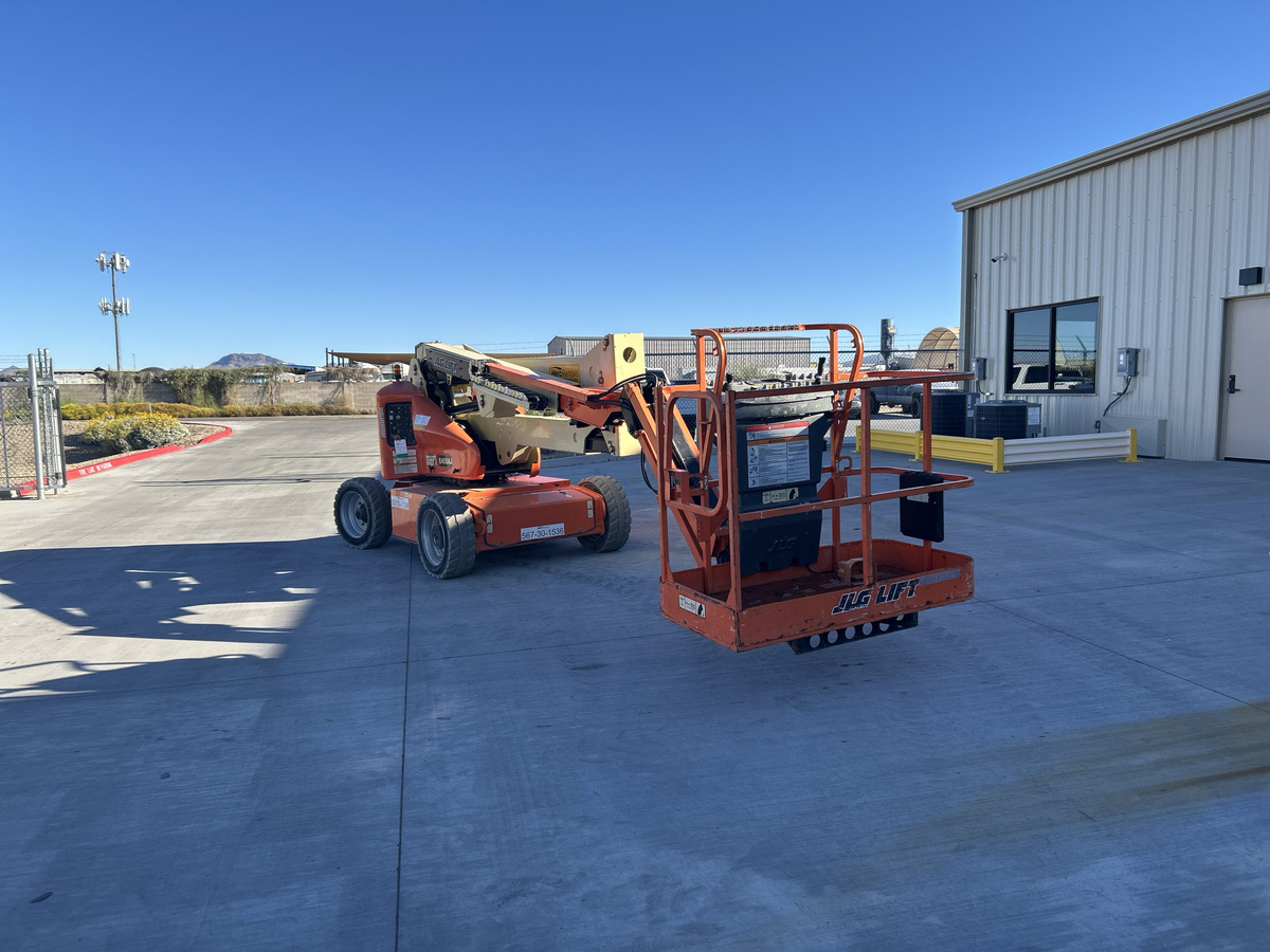 2016 JLG E450AJ