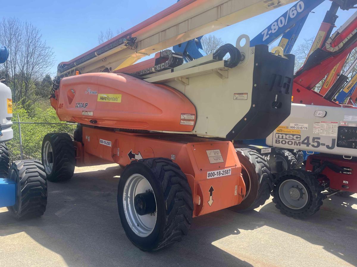 2017 JLG 1250AJP