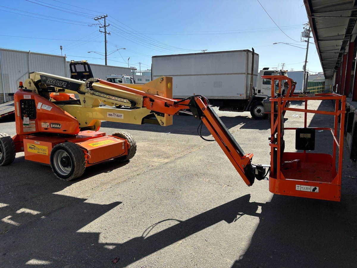 2017 JLG E450AJ-3