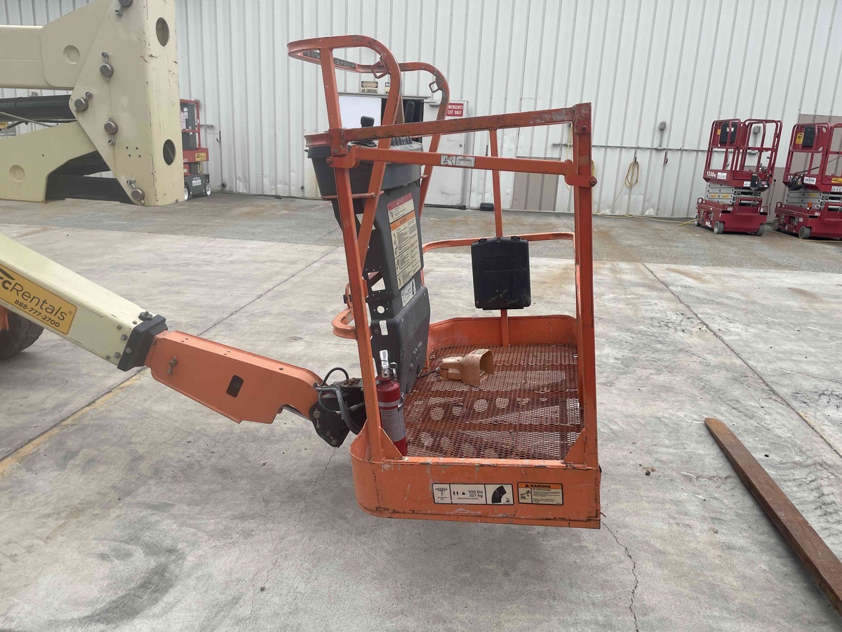 2016 JLG E450A-4