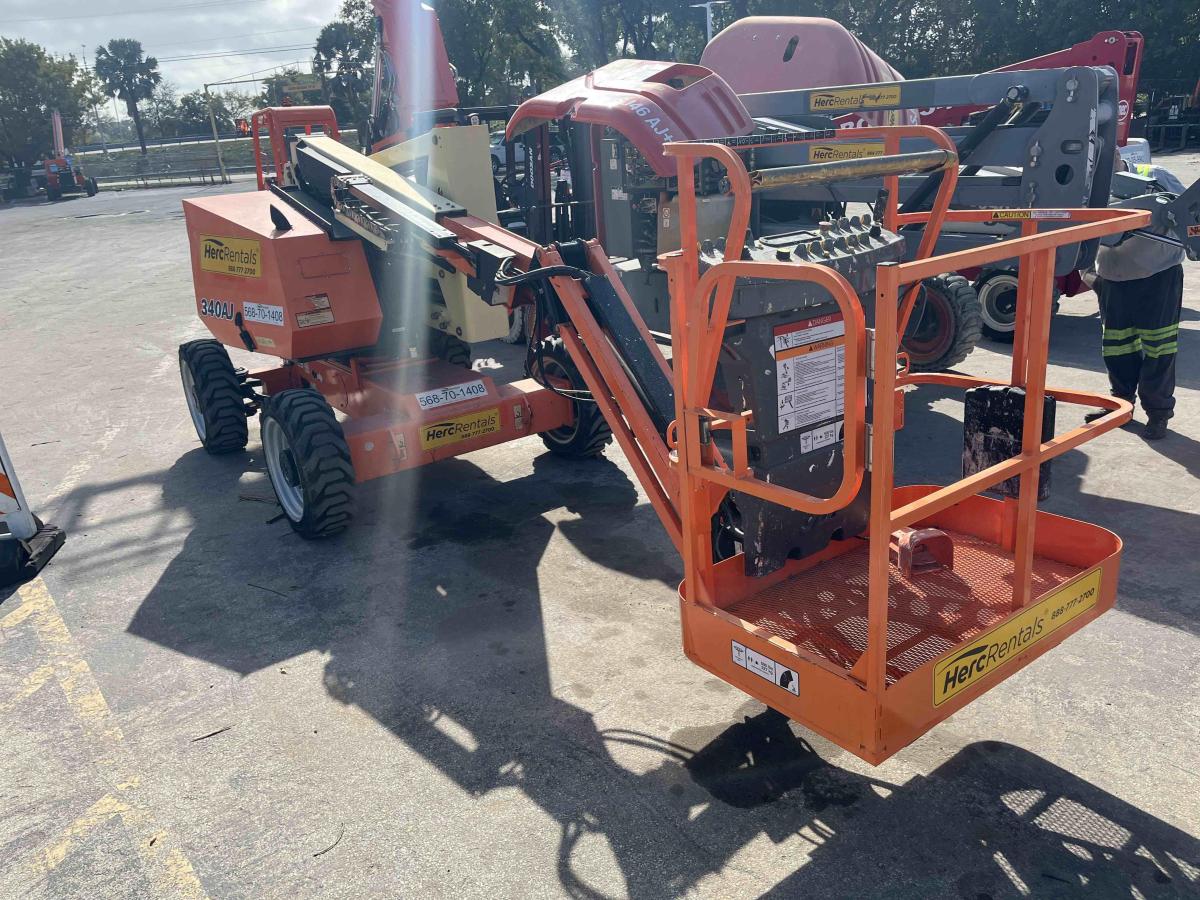 2017 JLG 340AJ