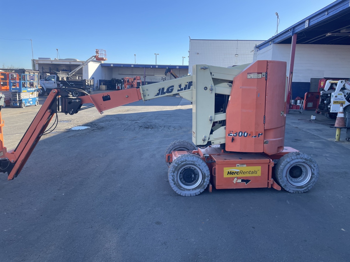 2016 JLG E300AJP-12
