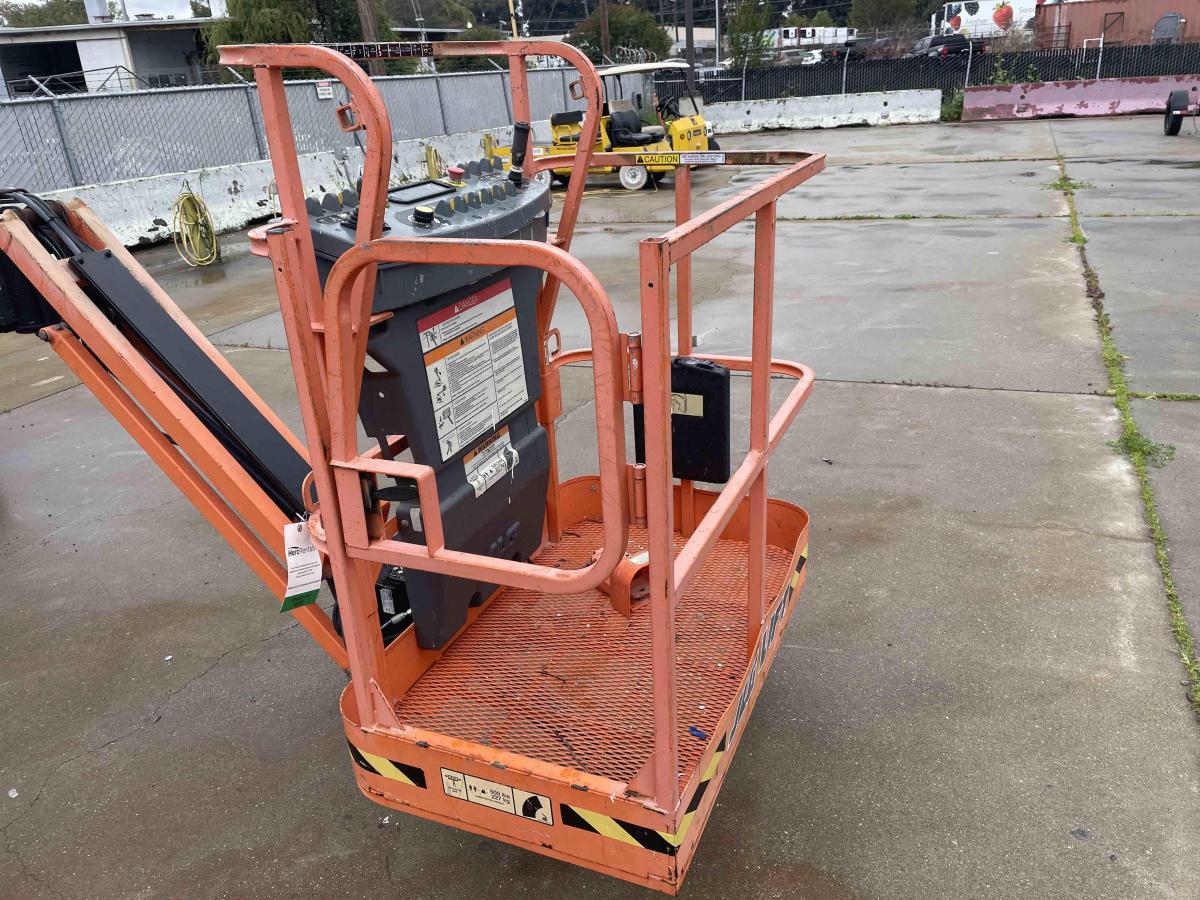 2017 JLG E400AJPN-4