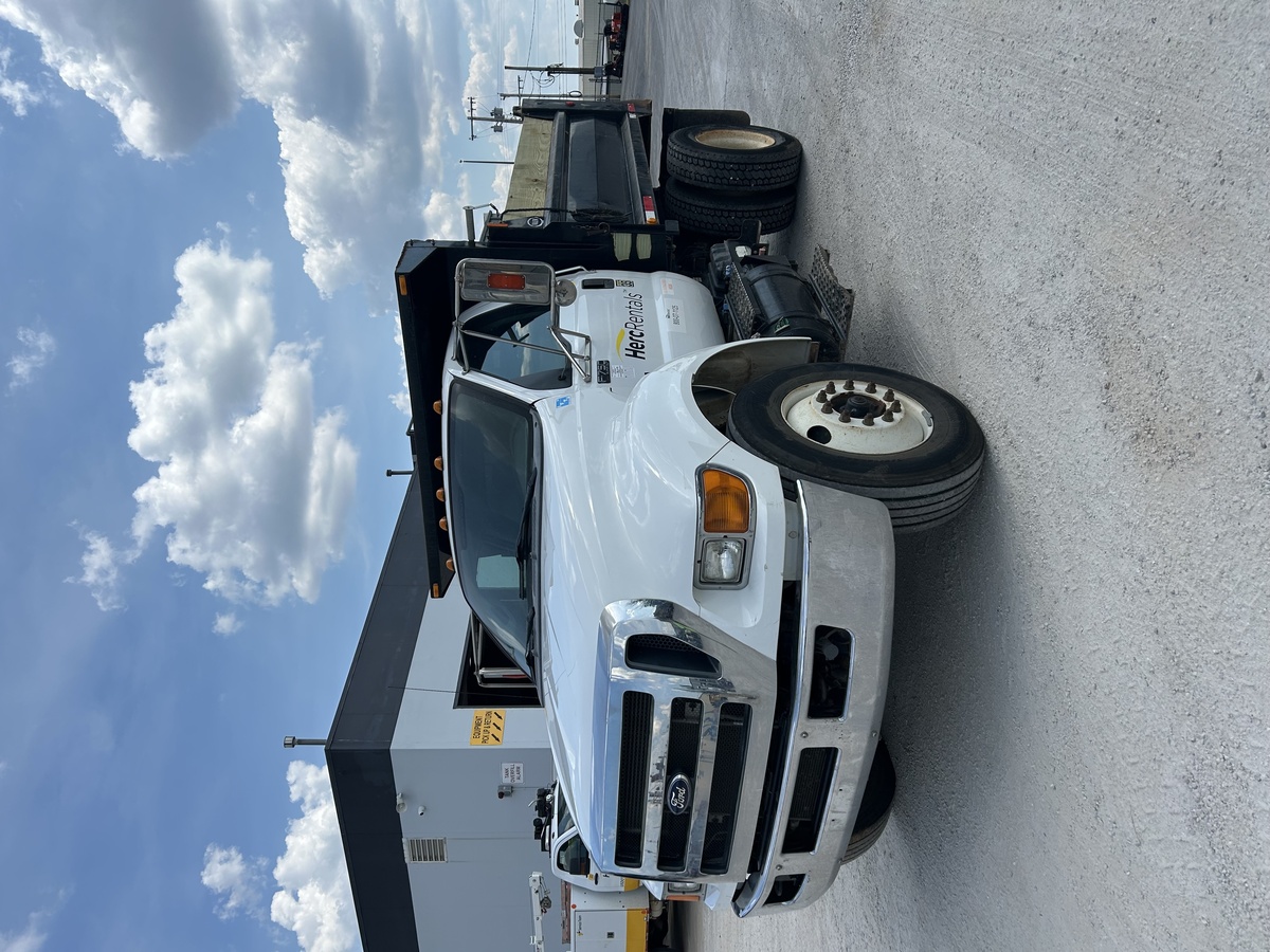 2015 Ford F750-8