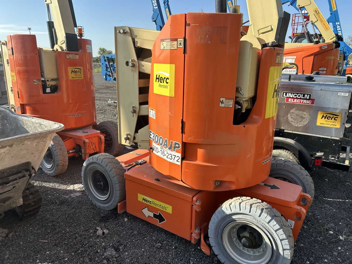 2017 JLG E300AJP-14