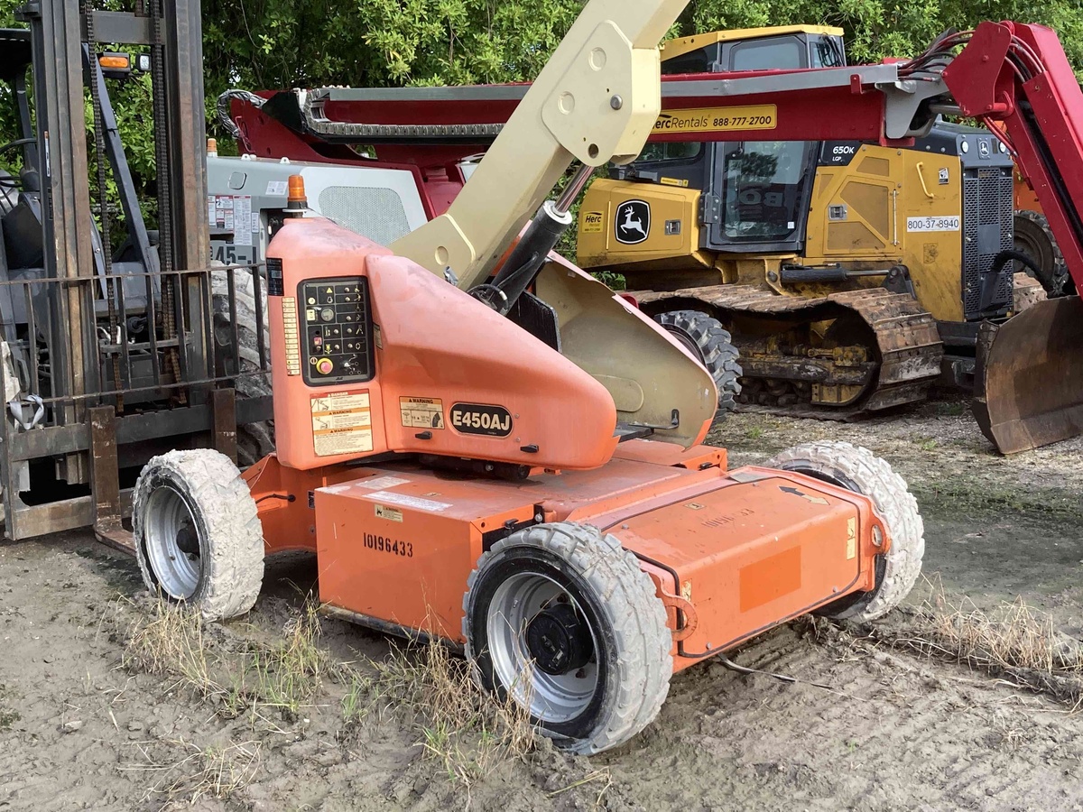 2016 JLG E450AJ
