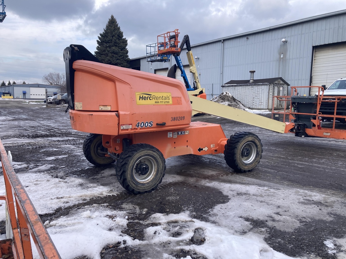 2017 JLG 400S-8