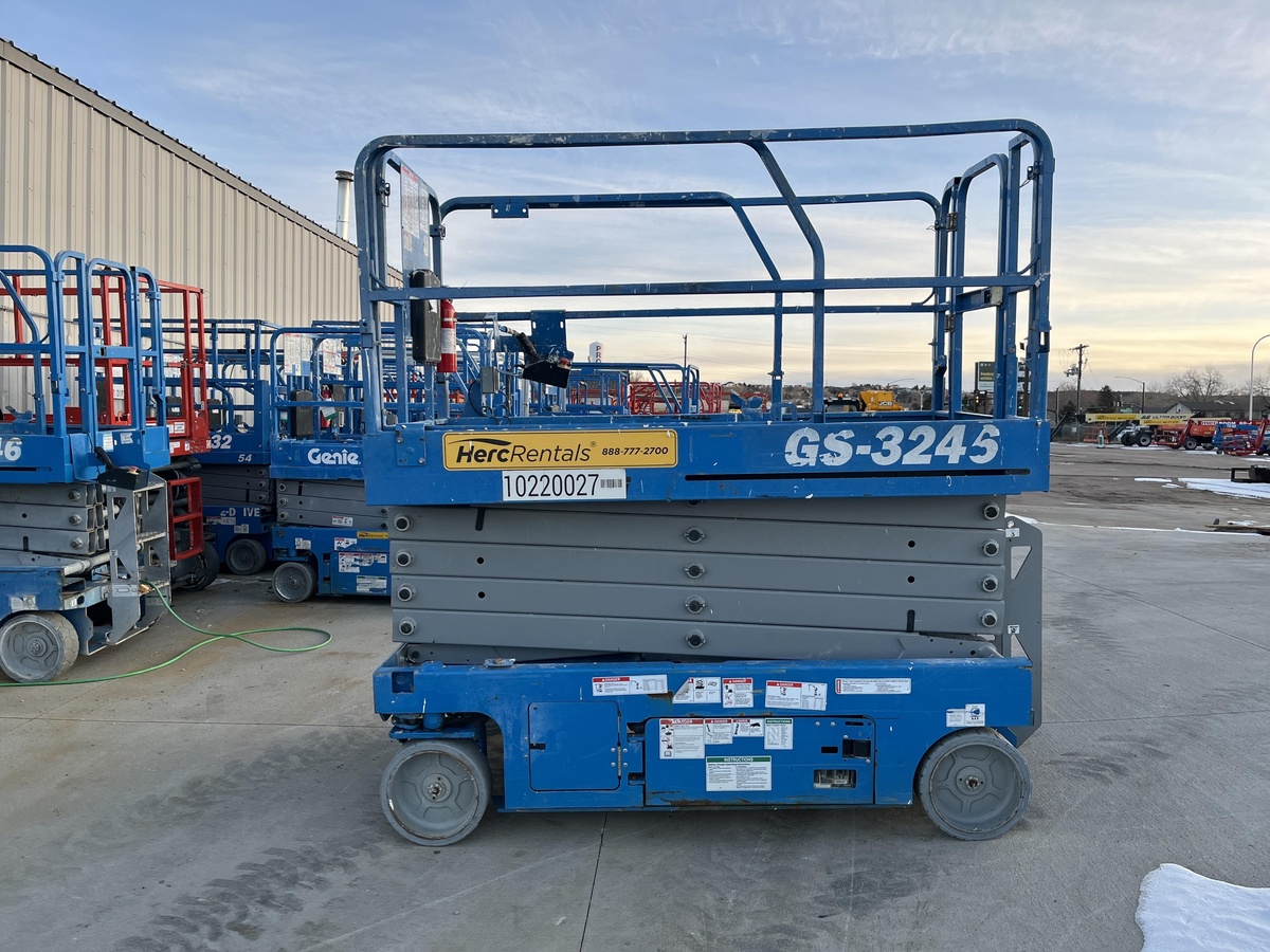 2017 Genie GS-3246-3