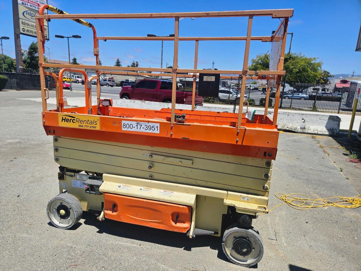 2017 JLG 2646ES-4