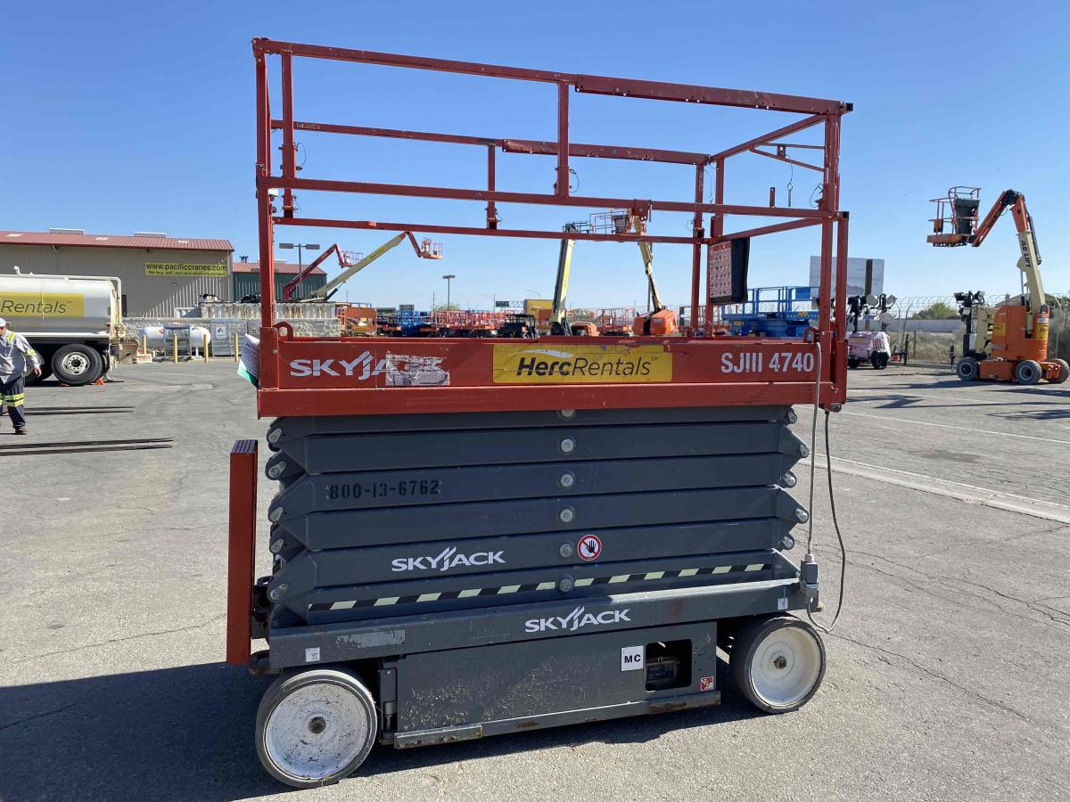 2017 Skyjack SJ4740