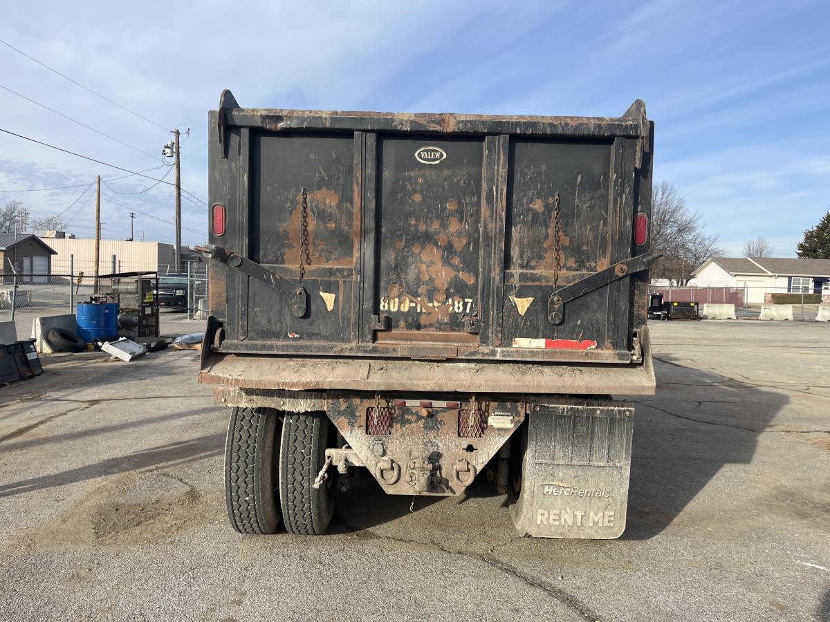 2017 Freightliner M2106