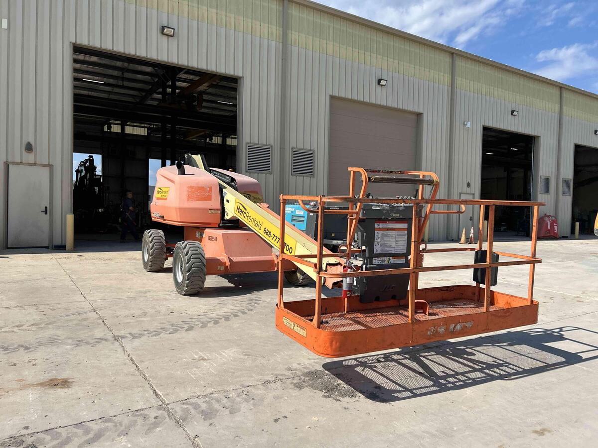 2017 JLG 400S-5