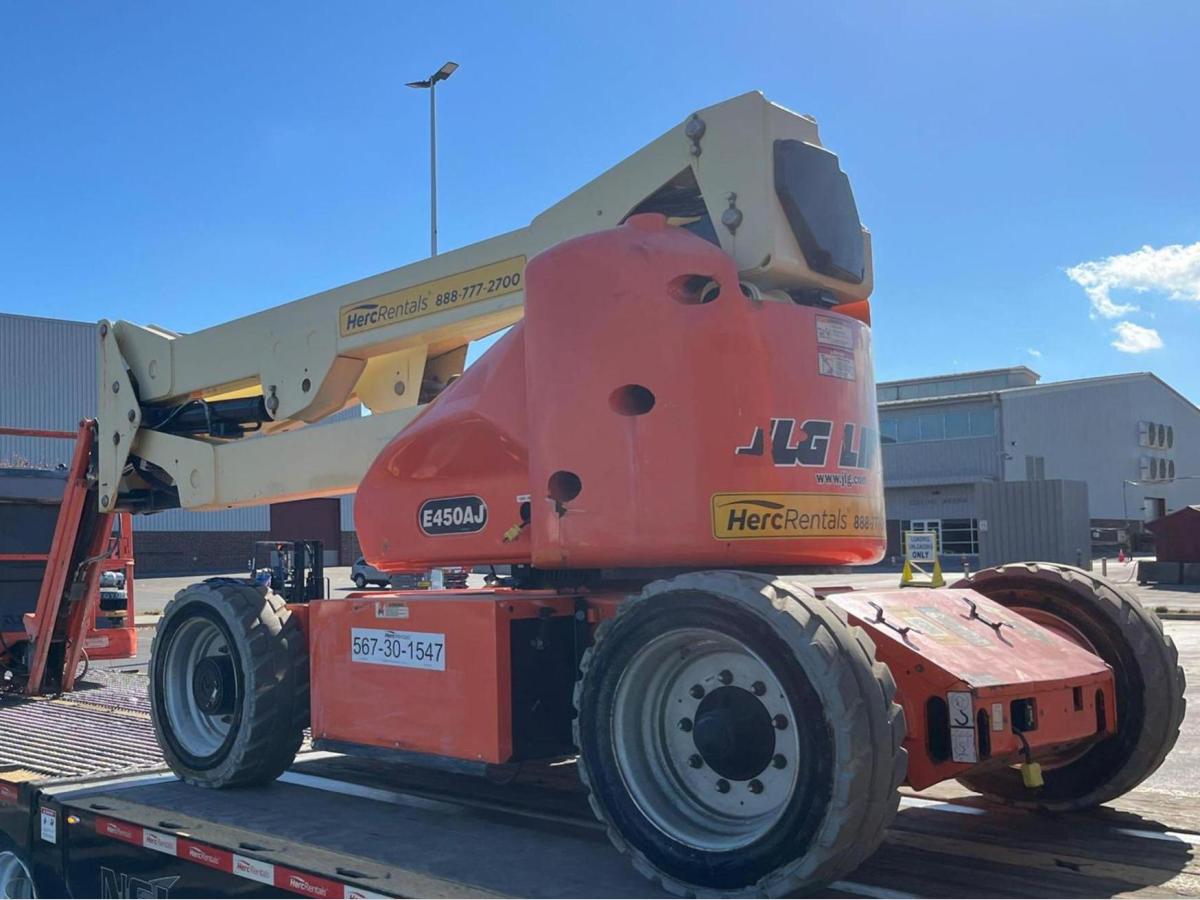 2015 JLG E450AJ