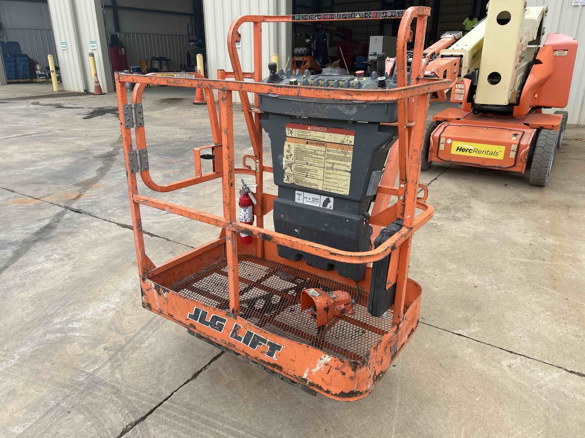 2017 JLG E400AJPN-10