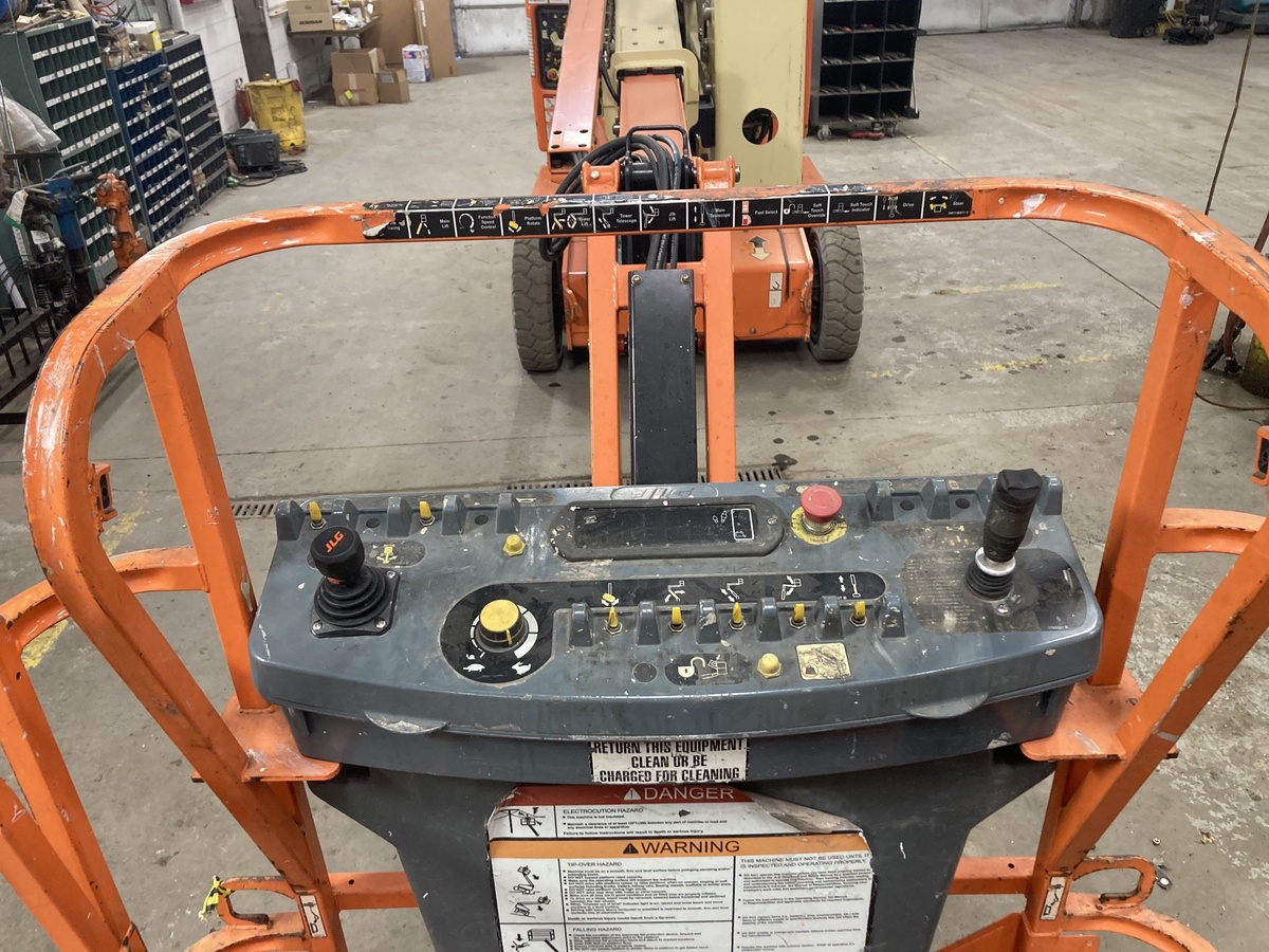 2017 JLG E400AJPN-6