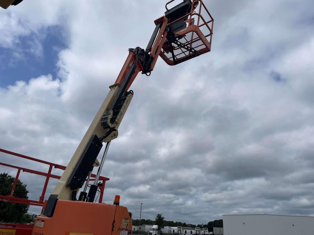 2017 JLG E300AJP-7