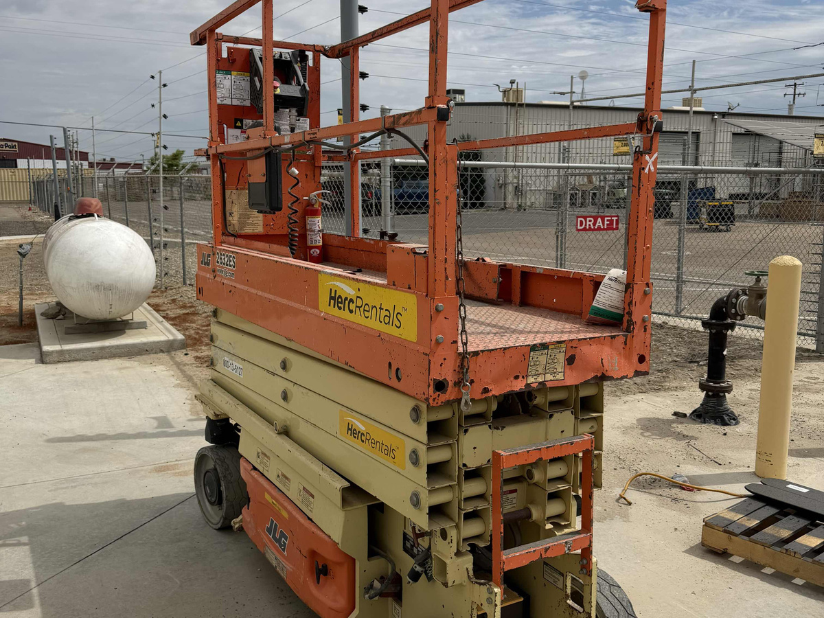 2017 JLG 2632ES